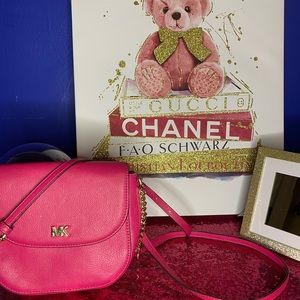 LIKE NEW Michael Kors Pink Leather Crossbody Bag 💗